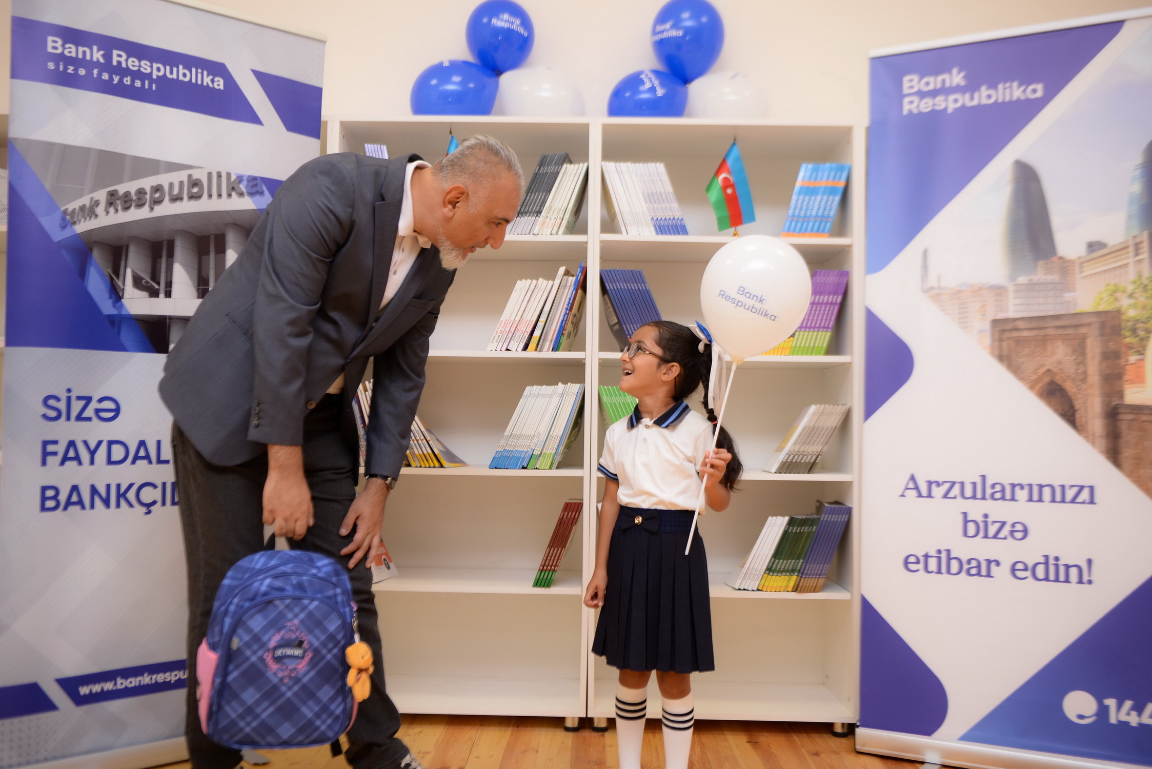 Bank Respublika Ağdamda ilk dəfə məktəbə gedəcək birinciləri sevindirdi